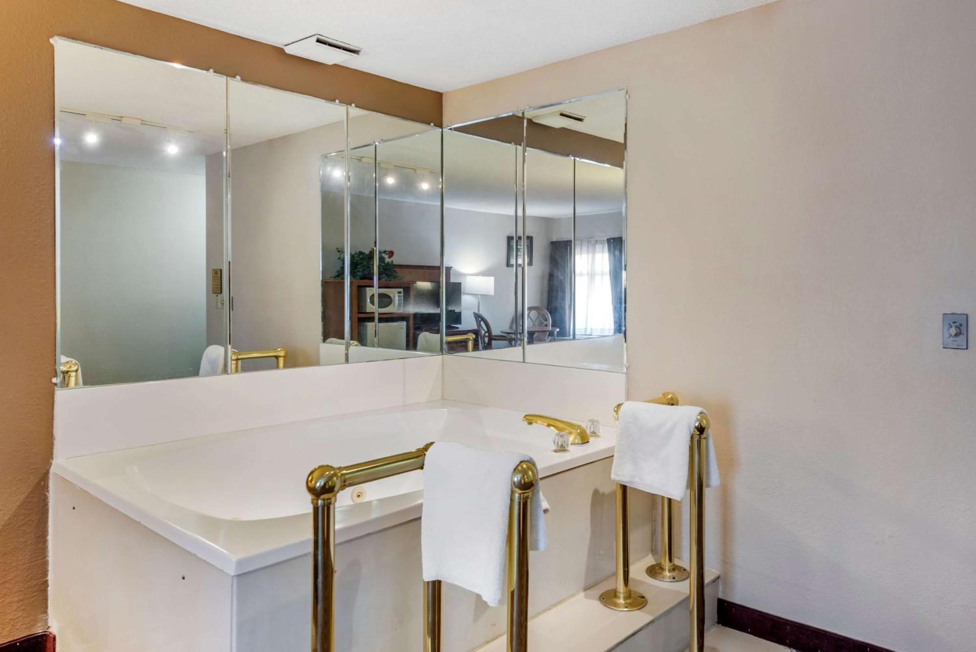 Baymont By Wyndham Lebanon In Villa Exterior photo