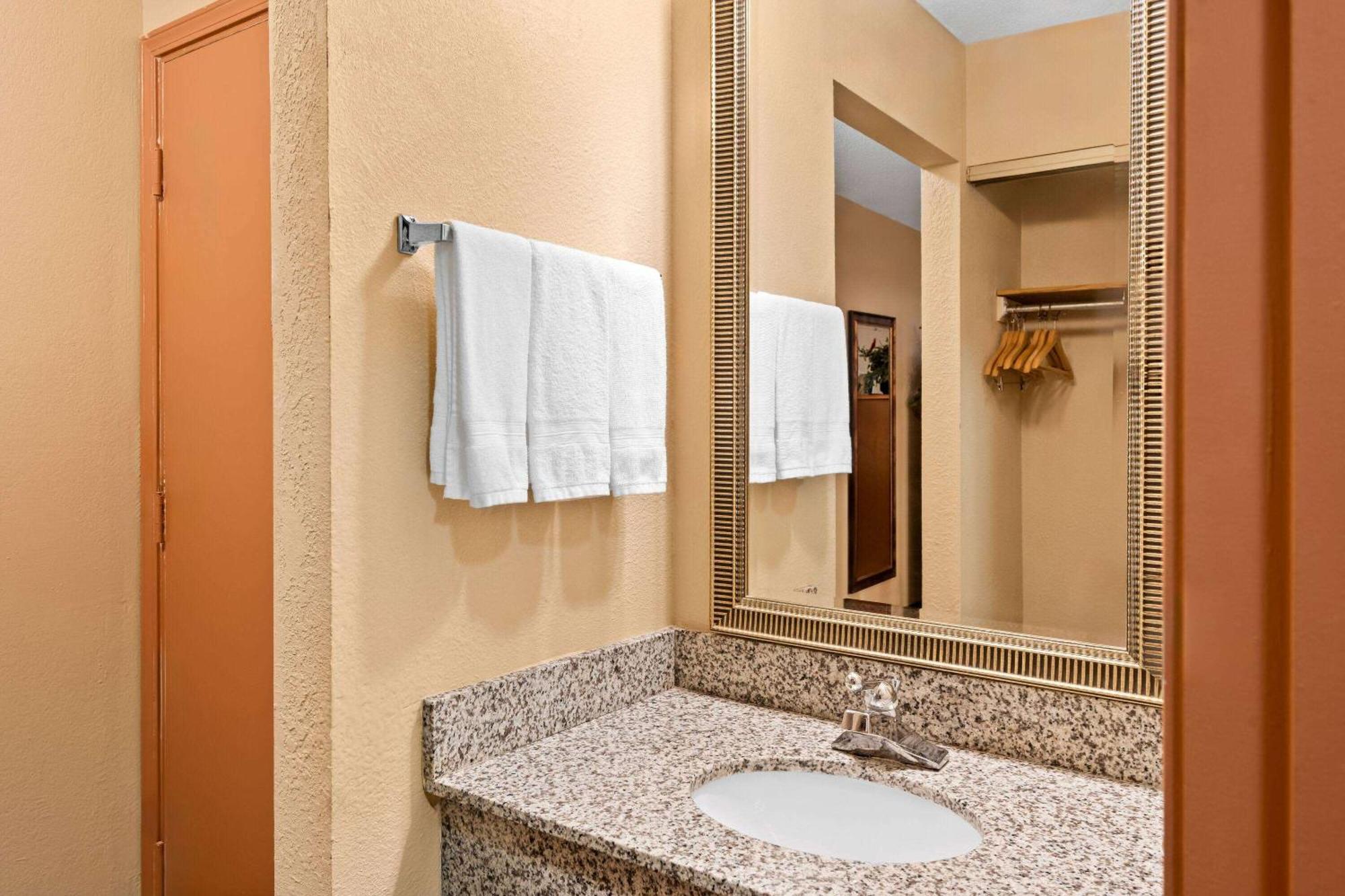 Baymont By Wyndham Lebanon In Villa Exterior photo